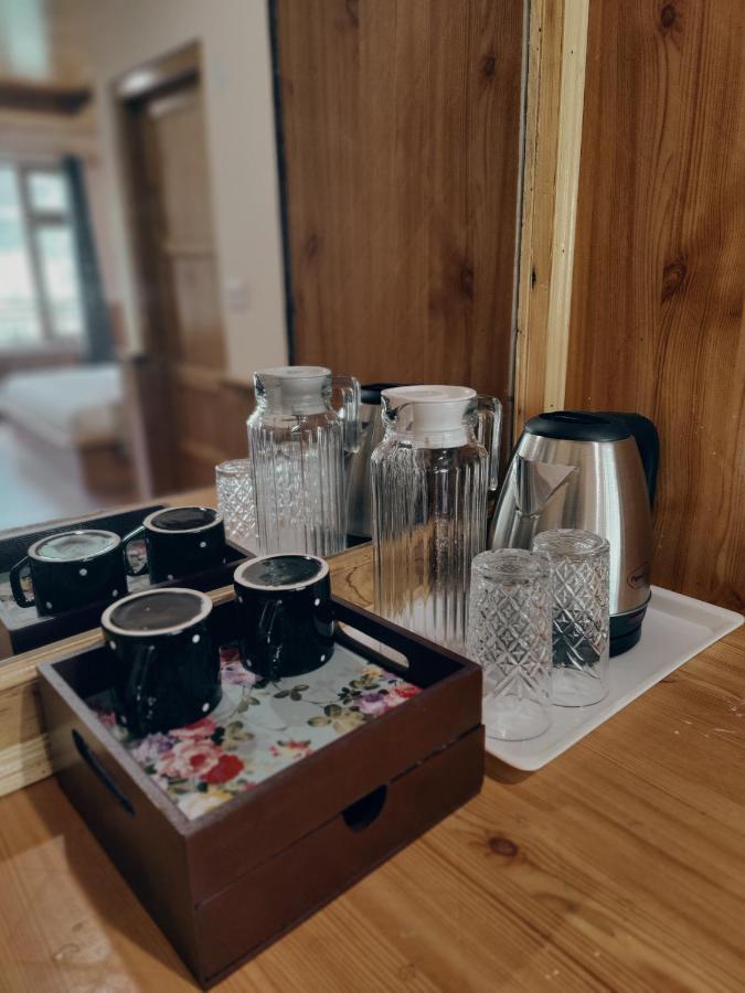 The Woodpecker Inn & Cafe, Jibhi Екстериор снимка