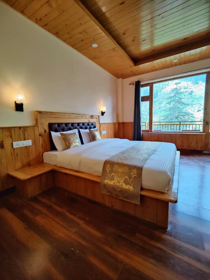 The Woodpecker Inn & Cafe, Jibhi Екстериор снимка