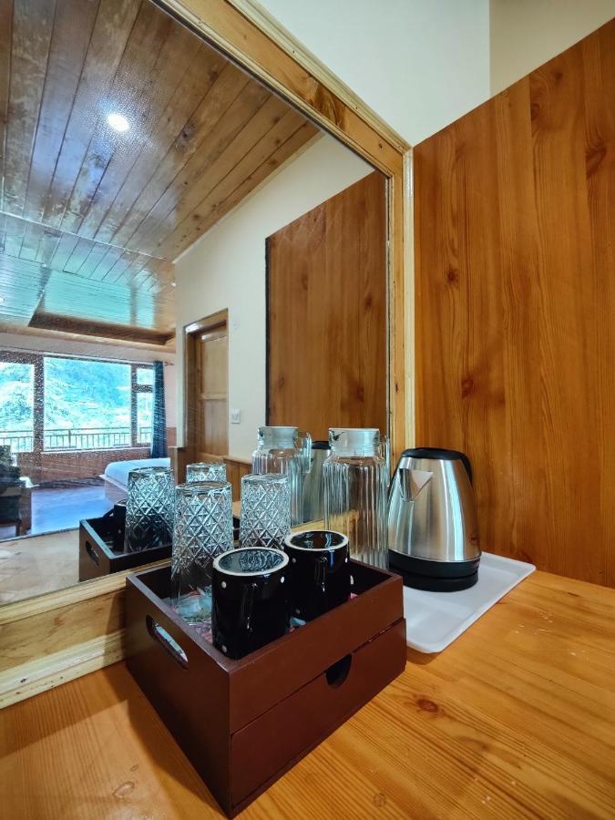 The Woodpecker Inn & Cafe, Jibhi Екстериор снимка
