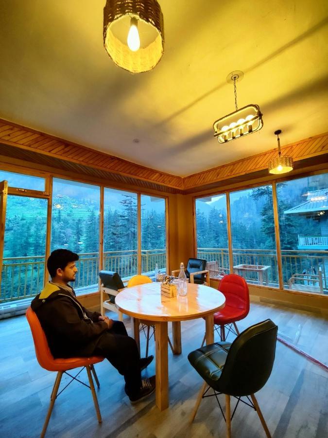 The Woodpecker Inn & Cafe, Jibhi Екстериор снимка