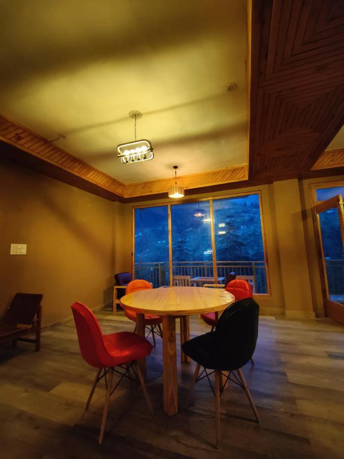 The Woodpecker Inn & Cafe, Jibhi Екстериор снимка