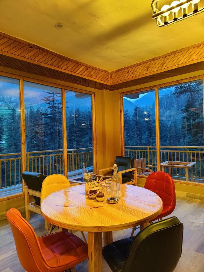 The Woodpecker Inn & Cafe, Jibhi Екстериор снимка