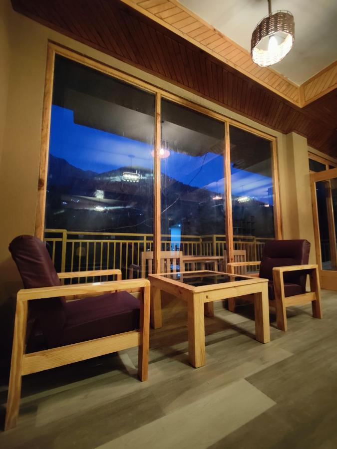 The Woodpecker Inn & Cafe, Jibhi Екстериор снимка
