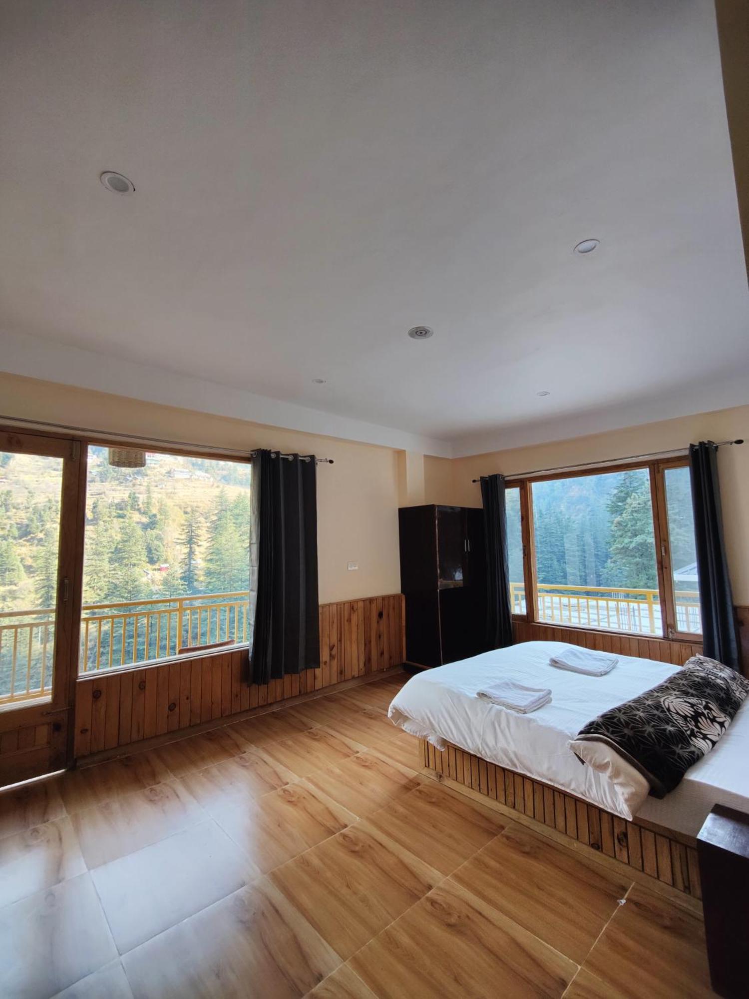 The Woodpecker Inn & Cafe, Jibhi Екстериор снимка