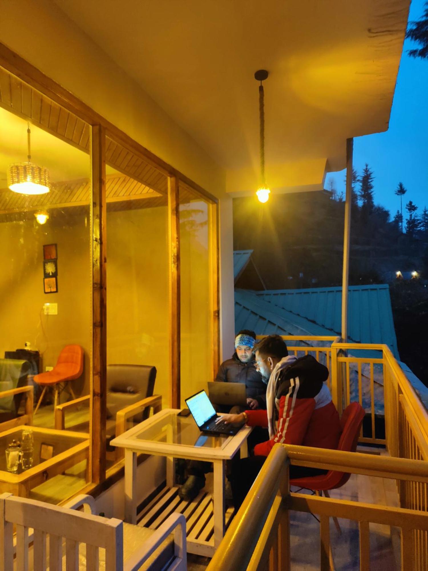 The Woodpecker Inn & Cafe, Jibhi Екстериор снимка