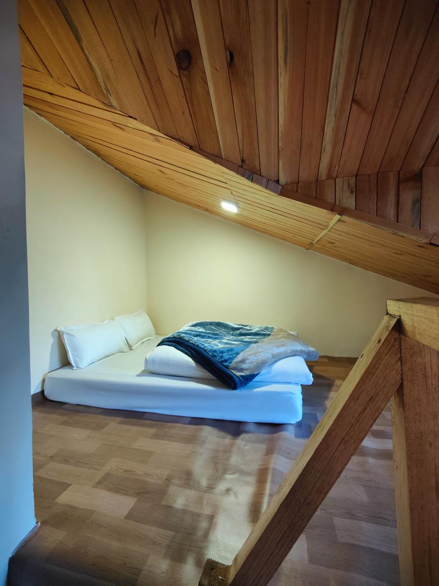 The Woodpecker Inn & Cafe, Jibhi Екстериор снимка