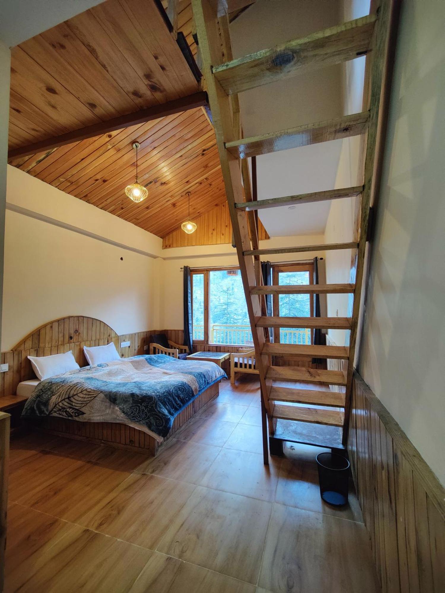 The Woodpecker Inn & Cafe, Jibhi Екстериор снимка