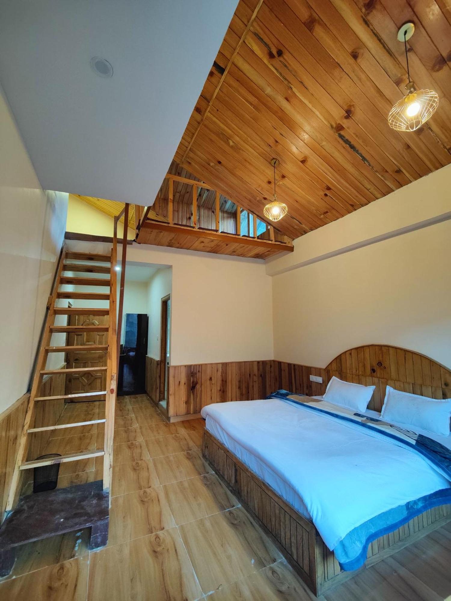 The Woodpecker Inn & Cafe, Jibhi Екстериор снимка