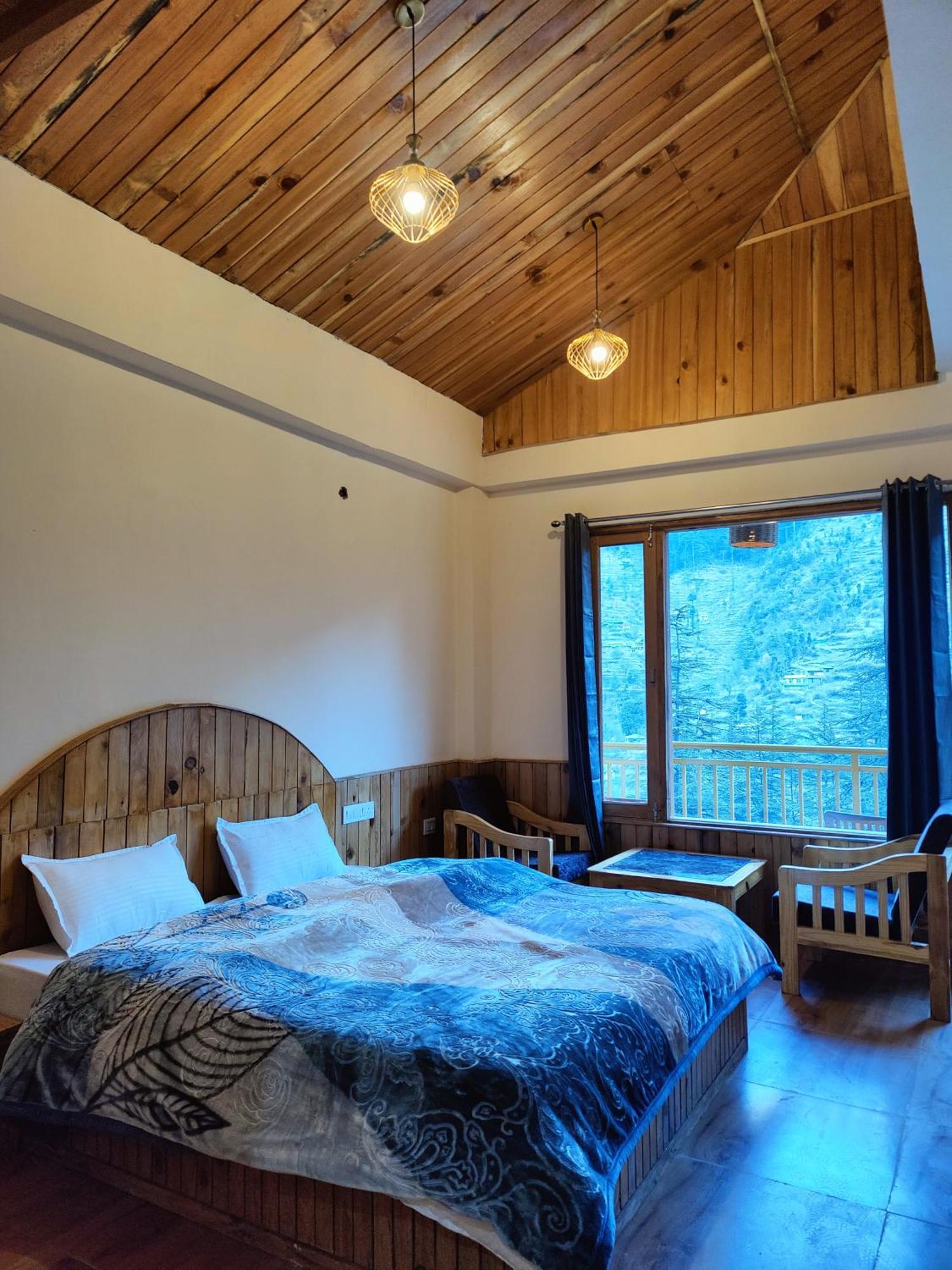 The Woodpecker Inn & Cafe, Jibhi Екстериор снимка